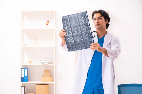 Jonge mannelijke arts radioloog werkzaam bij de kliniek — Stockfoto