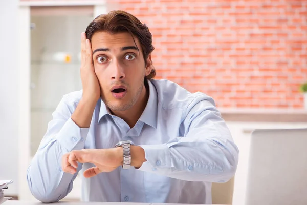 Junge hübsche Angestellte, die im Büro arbeitet — Stockfoto