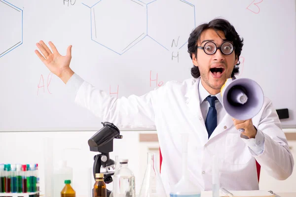 Beyaz tahta önünde genç komik kimyager — Stok fotoğraf