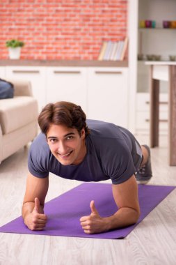 Yakışıklı delikanlı spor egzersizleri evde yapıyor 