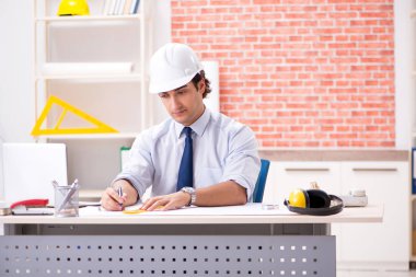 İnşaat yönetici taslakları üzerinde çalışma