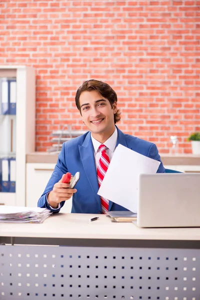 Jovem e bonito empregado que trabalha no escritório — Fotografia de Stock