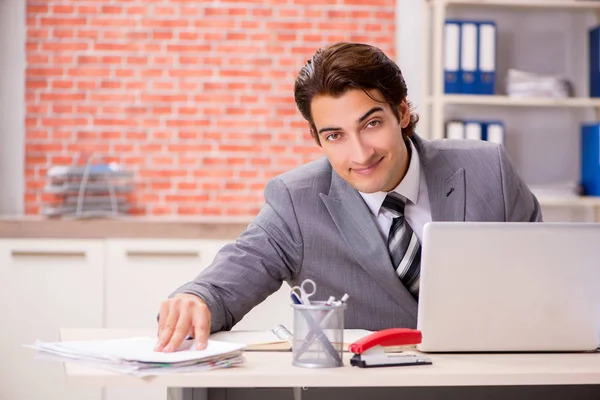 Jeune homme d'affaires travaillant dans le bureau — Photo