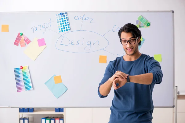 Joven diseñador guapo trabajando en el proyecto — Foto de Stock