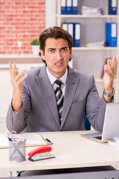 Young businessman working in the office — Stock Photo, Image
