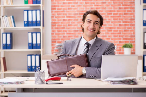 Jeune homme d'affaires travaillant dans le bureau — Photo