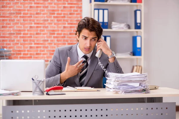 Jonge zakenman werkt in het kantoor — Stockfoto