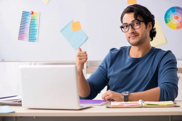 Jonge knappe ontwerper werken bij het project — Stockfoto