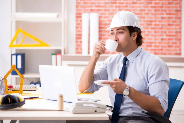 Supervisor de construcción trabajando en planos —  Fotos de Stock