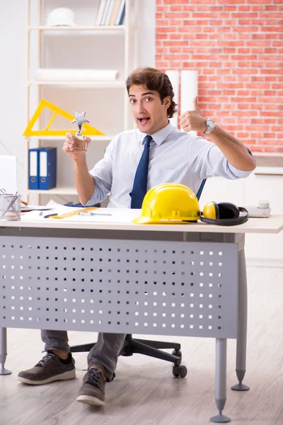 Construction supervisor working on blueprints — Stock Photo, Image