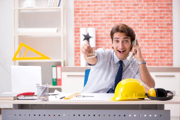 Supervisor de construcción trabajando en planos — Foto de Stock