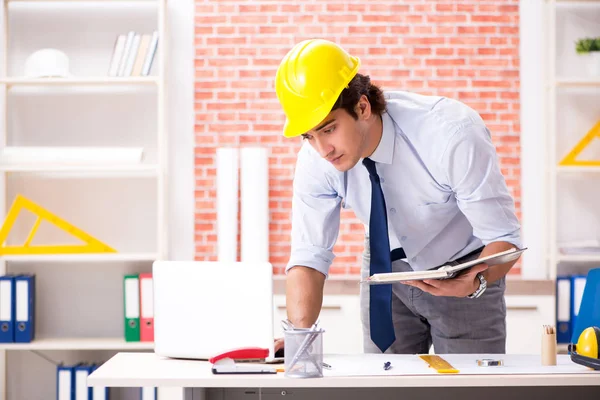 Construction supervisor working on blueprints — Stock Photo, Image