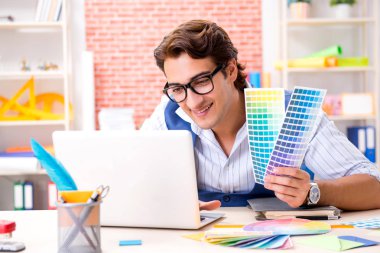 Yeni projede çalışan genç tasarımcı serbest meslek