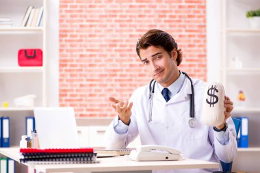 Hastanede çalışan genç bir doktor.