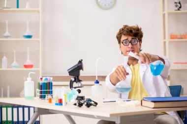 Deneyler ve testler yapan çılgın bir kimyager.