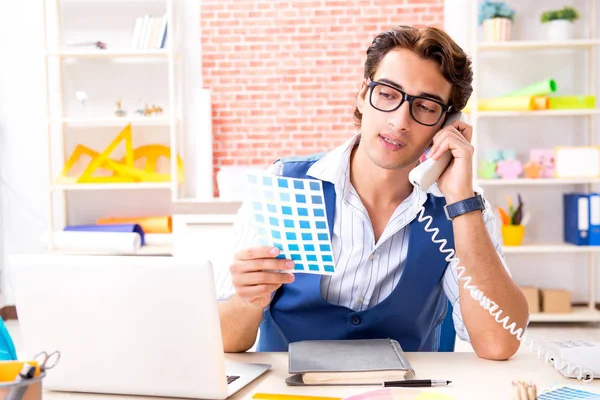 Junge freischaffende Designerin arbeitet an neuem Projekt — Stockfoto