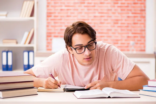 Junge Studentin bereitet sich auf College-Prüfungen vor — Stockfoto