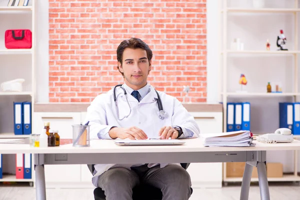 Junger Arzt arbeitet im Krankenhaus — Stockfoto