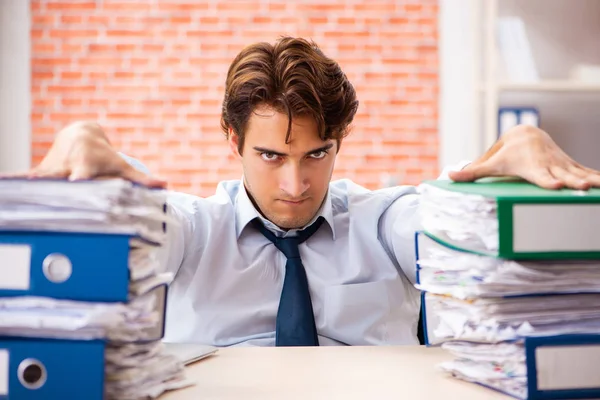 Jeune homme élégant malheureux avec trop de travail — Photo