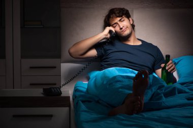 Stres altında yatakta içme adam