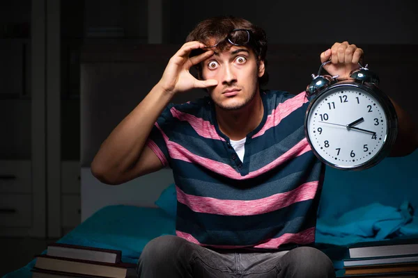 Joven Estudiante Guapo Preparándose Para Los Exámenes Por Noche —  Fotos de Stock