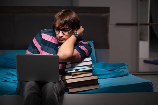 Jovem estudante bonito se preparando para exames à noite — Fotografia de Stock