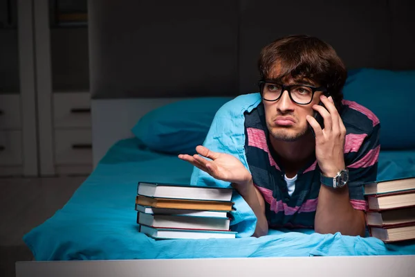 Jovem estudante se preparando para exames à noite em casa — Fotografia de Stock