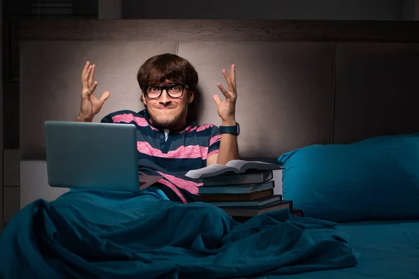 Mladý student se připravuje na zkoušky v noci doma — Stock fotografie