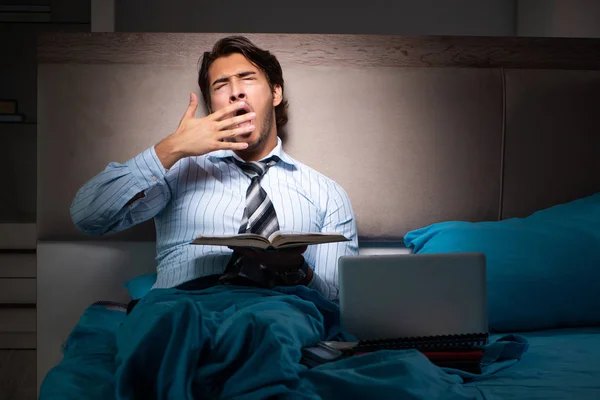 Empresário cansado trabalhando horas extras em casa à noite — Fotografia de Stock