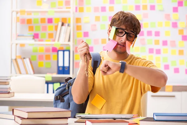 Estudiante preparándose para exámenes con muchas prioridades contradictorias — Foto de Stock