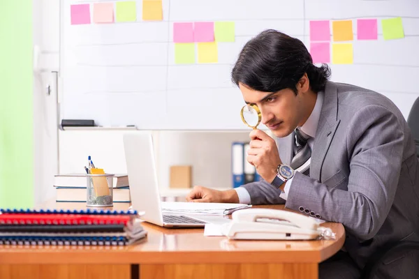 Jeune beau employé travaillant dans le bureau — Photo