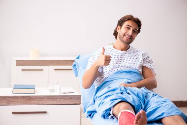 Yaralı adam hastanede tedavi bekliyor.