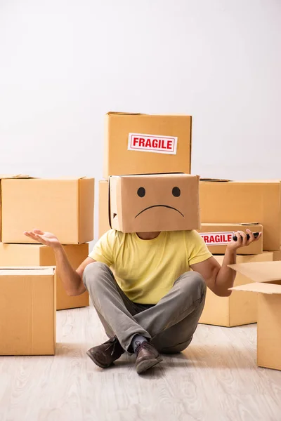 Un hombre infeliz con caja en lugar de su cabeza — Foto de Stock