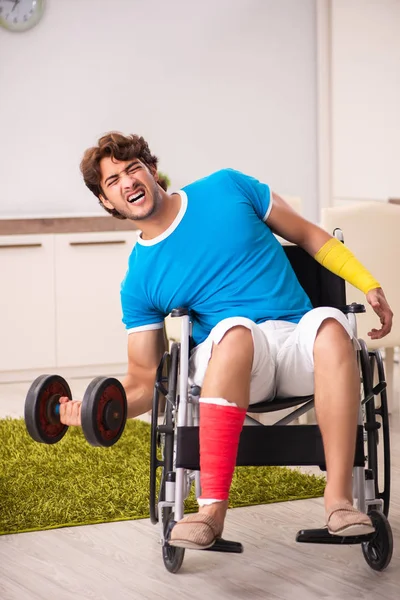 Zraněný muž se zotavuje ze zranění — Stock fotografie