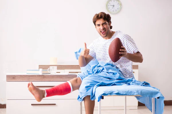 Hombre herido esperando tratamiento en el hospital — Foto de Stock