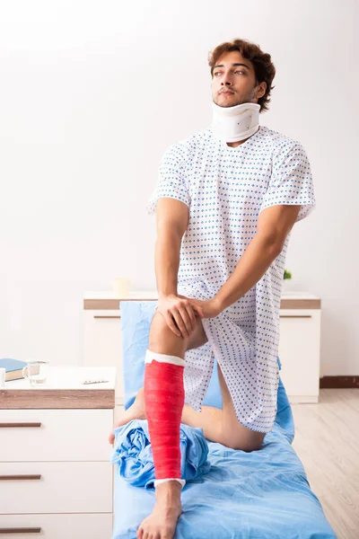 Skadad man väntar behandling på sjukhuset — Stockfoto