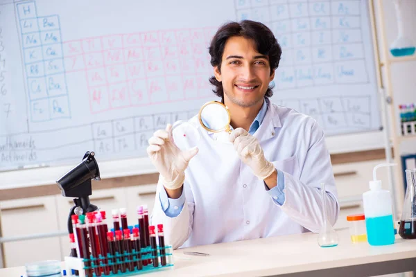 Laboratuvarda çalışan genç bir kimyager. 