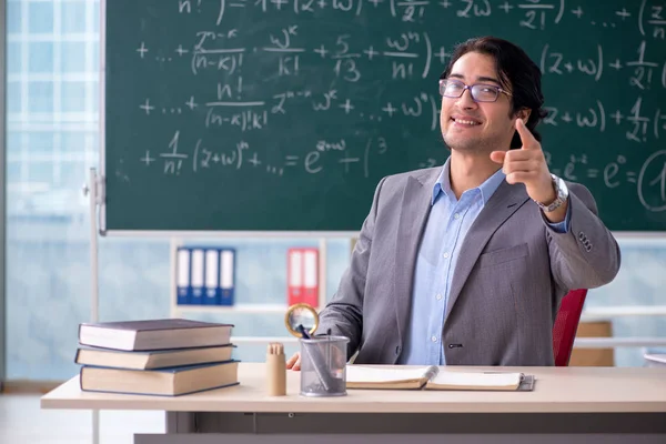 Mladý pohledný matematiky učitel ve třídě — Stock fotografie