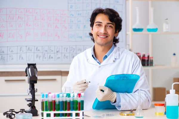 Jovem químico trabalhando no laboratório — Fotografia de Stock