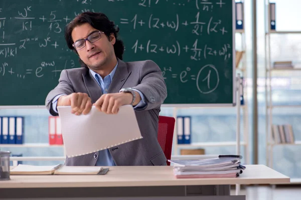 Jeune beau professeur de mathématiques en classe — Photo