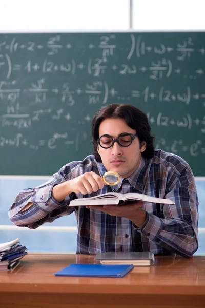 Kara tahta önünde genç komik matematik öğretmeni — Stok fotoğraf