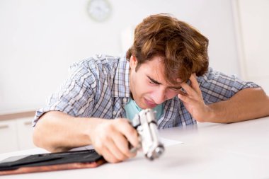 Genç adam intihar depresyon