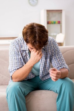 İntihar jilet ile genç adam