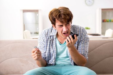 İntihar jilet ile genç adam