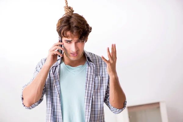 Giovane uomo che si prepara a suicidarsi impiccando — Foto Stock