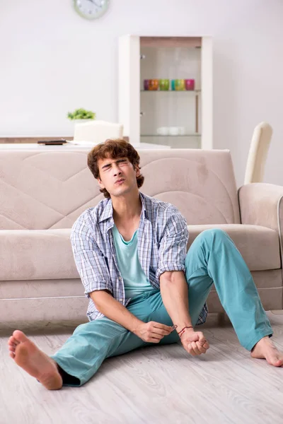 Young man committing suicide with razor blade — Stock Photo, Image