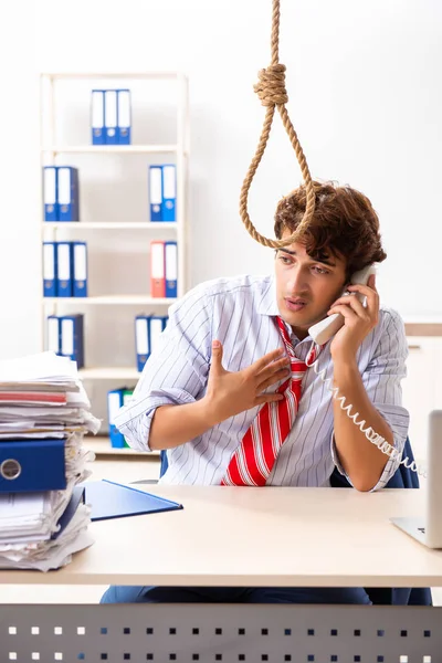 Empresario desesperado pensando en suicidarse ahorcado —  Fotos de Stock