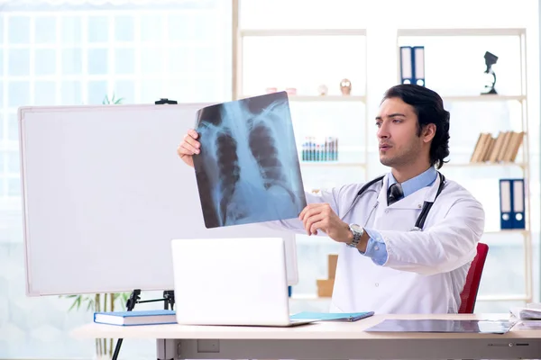 Jovem radiologista bonito na frente do quadro branco — Fotografia de Stock