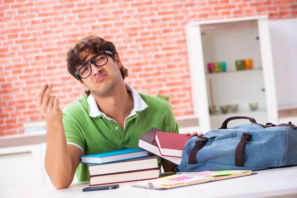 Jonge student bereidt zich thuis voor op examens — Stockfoto