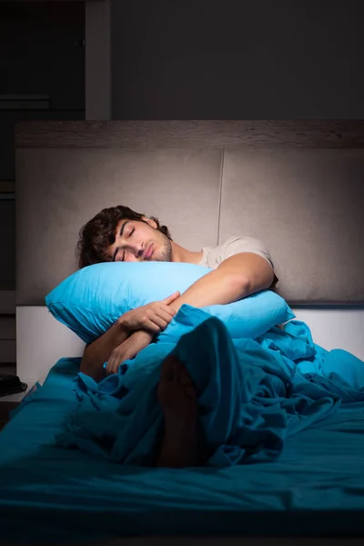 Cansado hombre agotado durmiendo en su cama —  Fotos de Stock